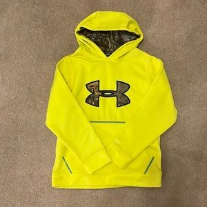 Under Armor Boys Sweatshirt with camouflage detailing. Youth Medium